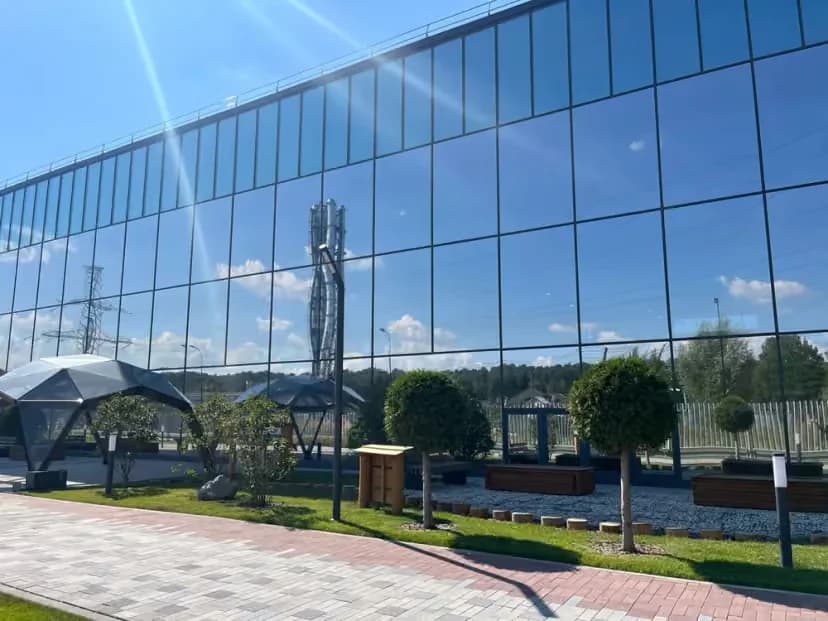 Стеклянный фасад с зеркальным покрытием