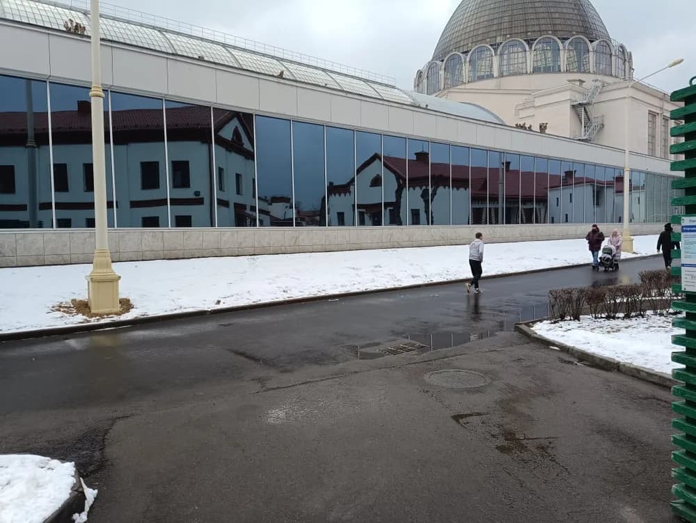 Здания — Установка декоративной пленки Black Out, г. Москва, ВДНХ — тонировка окон плёнкой Black Out (Черная непрозрачная) в Москве