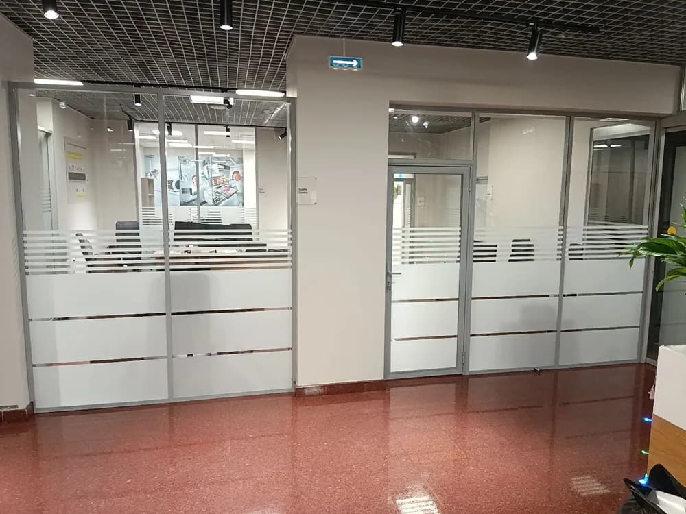 Офисы — Установка декоративной пленки White Matt с плоттерной резкой, г. Москва, Средний Тишинский переулок, д. 28 — тонировка окон плёнкой White Matt (Белый матовый) с плоттерной резкой в Москве