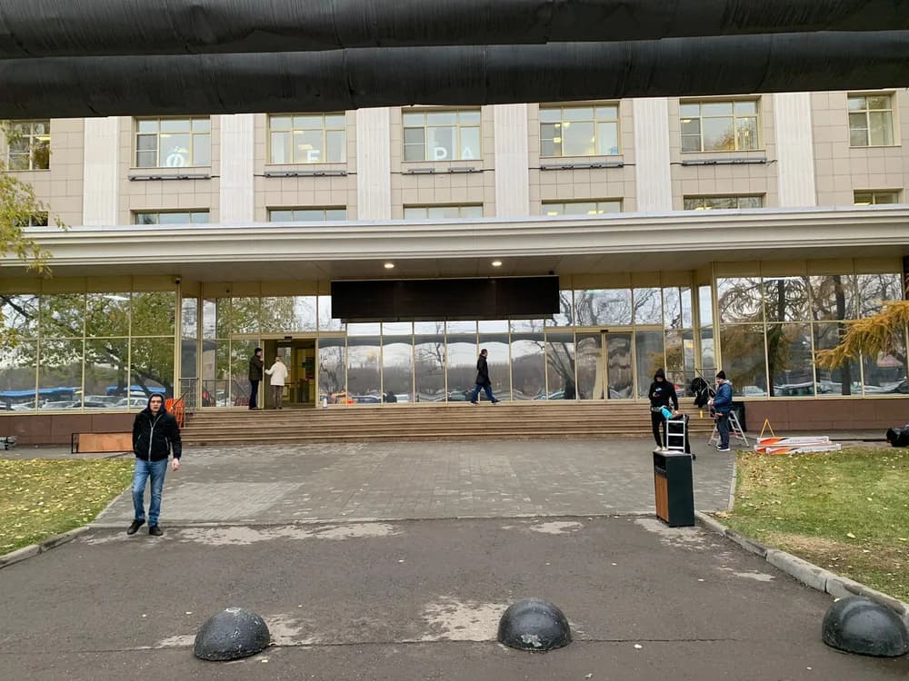 Здания — Установка солнцезащитной-зеркальной пленки, г. Москва — тонировка окон плёнкой Silver 05 солнцезащитная зеркальная пленка в Москве