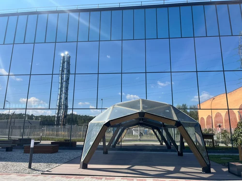 Здания — Установка солнцезащитной-зеркальной пленки, Московская область, г. Одинцово, д. Раздоры, ул. Утренняя, д. 1 — тонировка окон плёнкой Silver 15 солнцезащитная зеркальная пленка в Москве