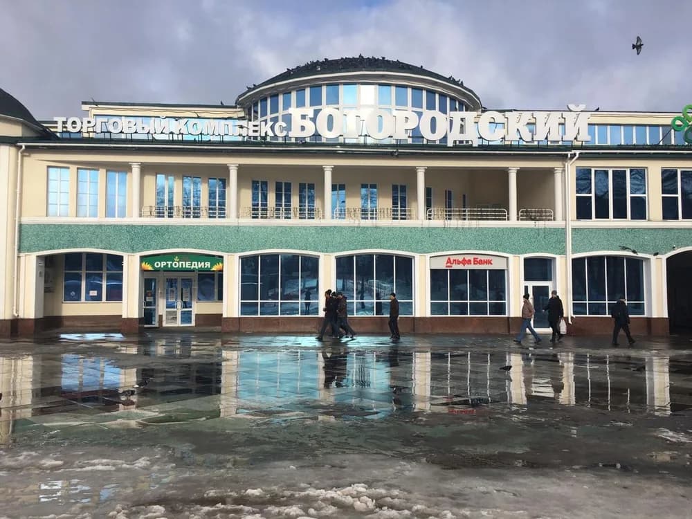 Здания — Установка солнцезащитной-зеркальной пленки, Московская область, г. Ногинск, ул. 3-го Интернационала, д. 62 ТК "Богородский" — тонировка окон плёнкой R-Grey 10 серебро/серая солнцезащитная зеркальная пленка в Москве