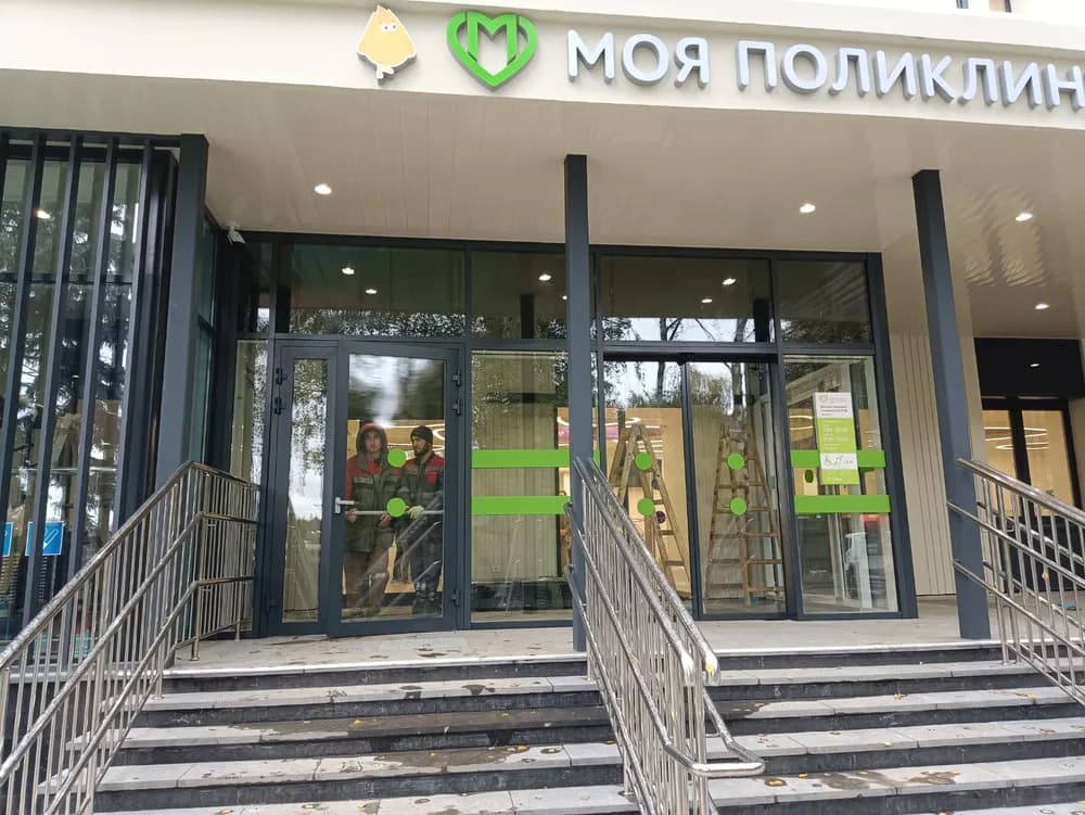 Здания — Установка тонировочной пленки, г. Москв, ул. Веерная, д. 36, к.1 — тонировка окон плёнкой CHARCOAL 15 черная тонировочная пленка в Москве