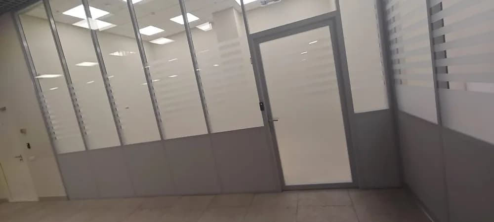 Офисы — Установка декоративной пленки с резкой полос по макету Заказчика., г. Москва, ул. Усиевича, д. 12 — тонировка окон плёнкой MATT Frost декоративная пленка (резка полос по макету заказчика) в Москве