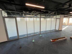 Установка декоративной пленки  с резкой плос по макету Заказчика.