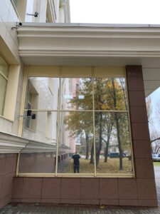 Установка солнцезащитной-зеркальной пленки