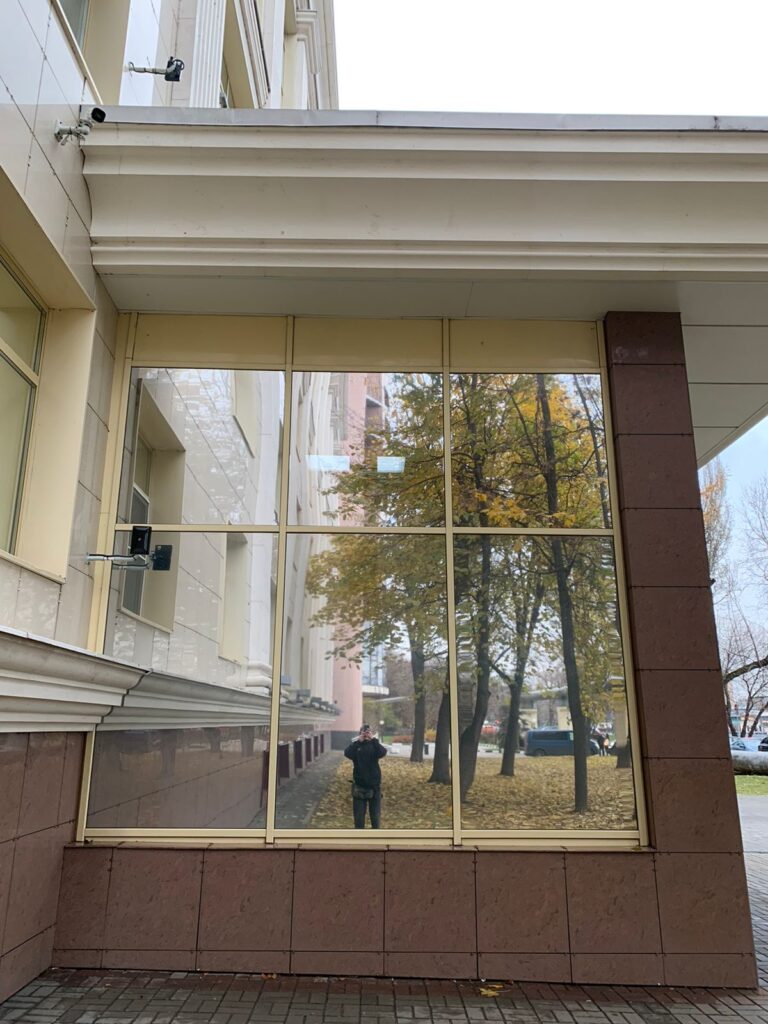 Установка солнцезащитной-зеркальной пленки
