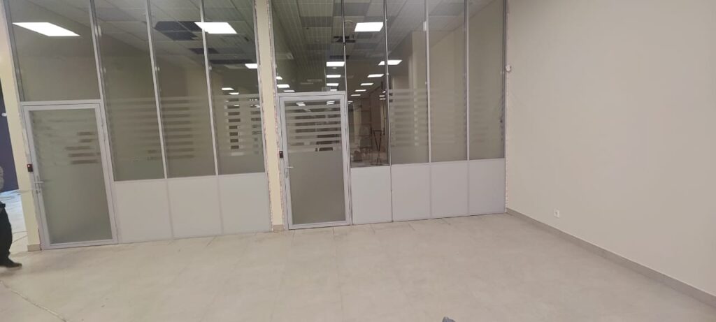 Установка декоративной пленки с резкой полос по макету Заказчика.